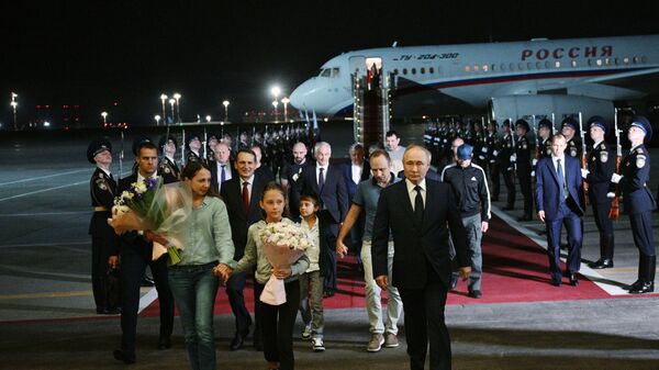 O presidente da Rússia, Vladimir Putin, recebe no aeroporto de Vnukovo os cidadãos russos que foram liberados em resultado da troca. - Sputnik Brasil