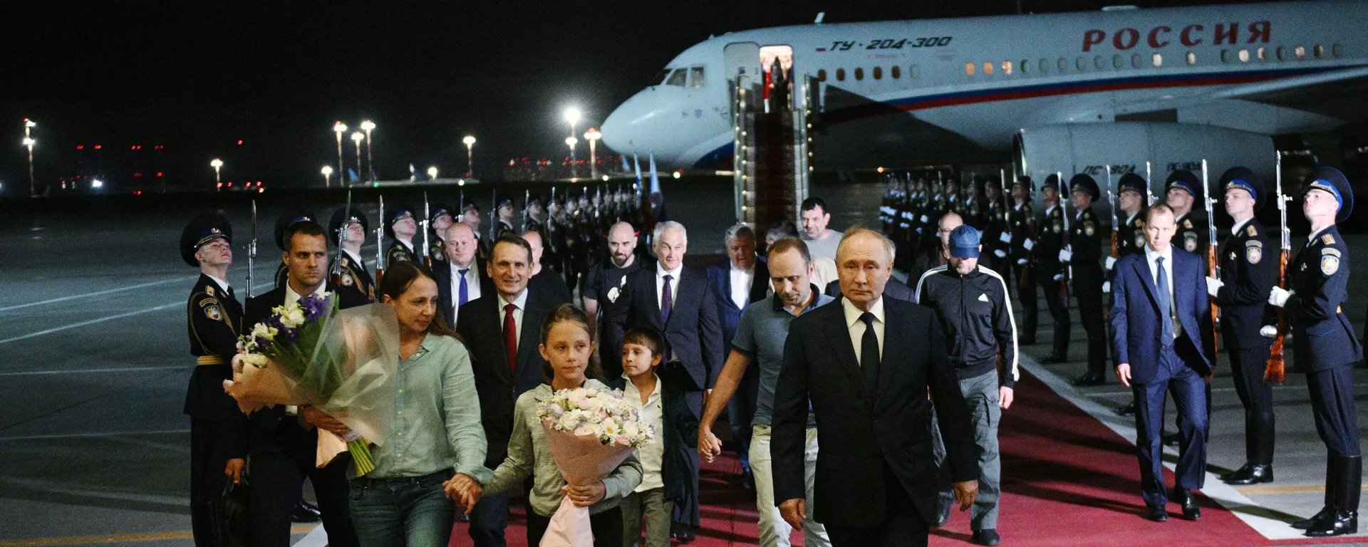 O presidente da Rússia, Vladimir Putin, recebe no aeroporto de Vnukovo os cidadãos russos que foram liberados em resultado da troca. - Sputnik Brasil, 1920, 02.08.2024