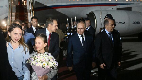 Presidente Vladimir Putin recebe no aeroporto cidadãos russos que foram liberados como resultado da troca de prisioneiros, Moscou, Rússia, 1º de agosto de 2024. - Sputnik Brasil