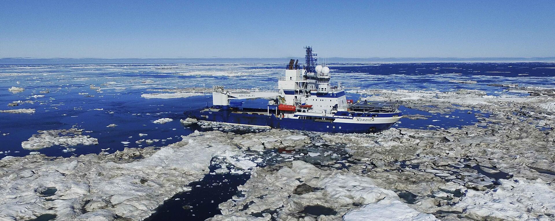 Quebra-gelo finlandês navega pelo gelo flutuando no mar de Beaufort, na costa do Alasca, onde o aquecimento global está derretendo o gelo marinho a uma taxa histórica, abrindo o Ártico como nunca antes. Mar de Chukchi, 16 de julho de 2017 - Sputnik Brasil, 1920, 05.08.2024