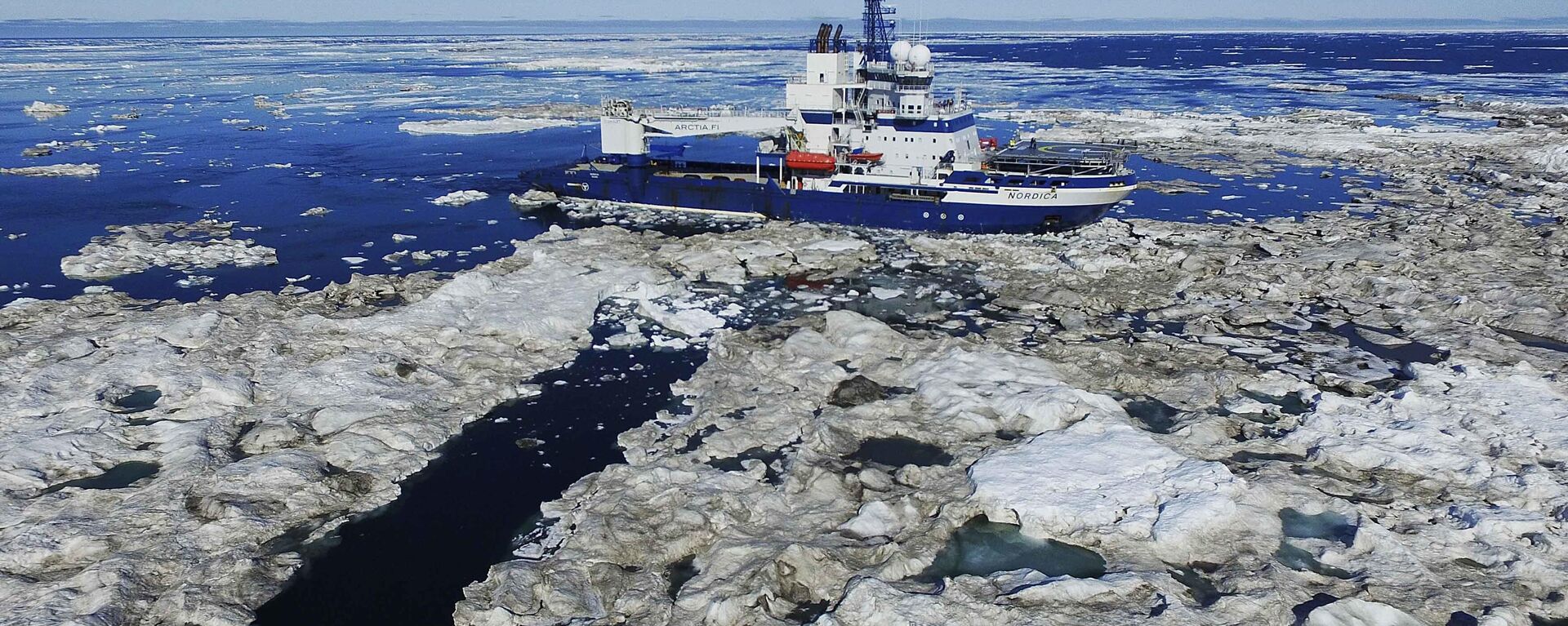 Quebra-gelo finlandês navega pelo gelo flutuando no mar de Beaufort, na costa do Alasca, onde o aquecimento global está derretendo o gelo marinho a uma taxa histórica, abrindo o Ártico como nunca antes. Mar de Chukchi, 16 de julho de 2017 - Sputnik Brasil, 1920, 05.08.2024