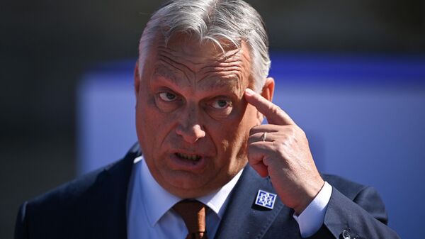 O primeiro-ministro da Hungria, Viktor Orbán, gesticula enquanto fala com a mídia após chegar para participar da reunião da Comunidade Política Europeia no Palácio de Blenheim em Woodstock. Inglaterra, 18 de julho de 2024 - Sputnik Brasil