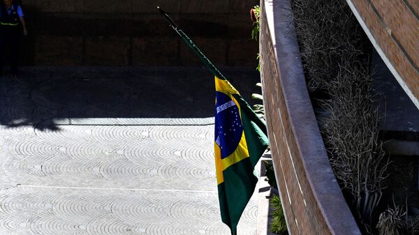 Uma bandeira brasileira é fotografada na embaixada da Argentina em Caracas em 1º de agosto de 2024 - Sputnik Brasil