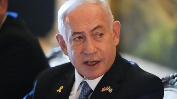 Benjamin Netanyahu, primeiro-ministro de Israel, fala durante reunião com Donald Trump, ex-presidente (2017–2021) e candidato republicano à presidência dos EUA, em sua propriedade de Mar-a-Lago, em Palm Beach. Flórida, 26 de julho de 2024 - Sputnik Brasil