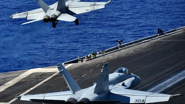 Um F/A-18F Super Hornet decola do super porta-aviões USS Dwight D. Eisenhower (CVN-69) (Ike) da Marinha dos EUA no mar Mediterrâneo  - Sputnik Brasil