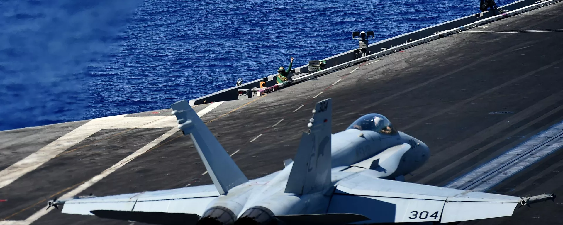 Um F/A-18F Super Hornet decola do super porta-aviões USS Dwight D. Eisenhower (CVN-69) (Ike) da Marinha dos EUA no mar Mediterrâneo - Sputnik Brasil, 1920, 03.08.2024