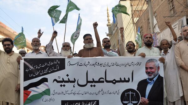 Apoiadores do grupo religioso paquistanês Jamaat-e-Islami seguram pôster de Ismail Haniya, líder do Hamas, durante protesto para condenar seu assassinato, em Hyderabad. Paquistão, 31 de julho de 2024 - Sputnik Brasil