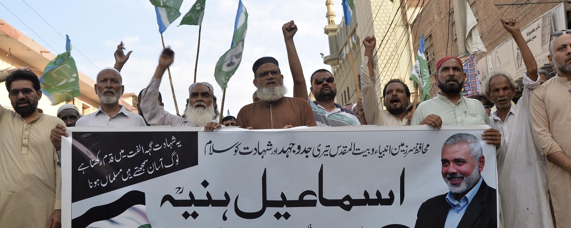 Apoiadores do grupo religioso paquistanês Jamaat-e-Islami seguram pôster de Ismail Haniya, líder do Hamas, durante protesto para condenar seu assassinato, em Hyderabad. Paquistão, 31 de julho de 2024 - Sputnik Brasil, 1920, 05.08.2024