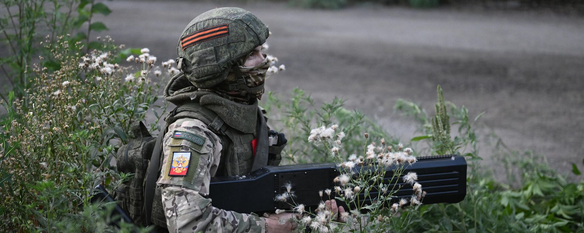 Soldado usa sistema pesado de lança-chamas TOS-2 do grupo Dare do Distrito Militar Central das Forças Armadas da Rússia na direção de Avdeevka, durante operação militar especial, foto publicada em 5 de agosto de 2023 - Sputnik Brasil, 1920, 05.08.2024