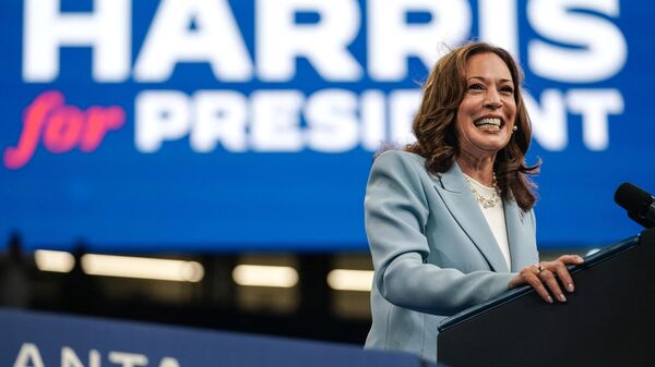 A vice-presidente dos EUA e candidata presidencial democrata de 2024, Kamala Harris, discursa em um comício de campanha em Atlanta, Geórgia, 30 de julho de 2024 - Sputnik Brasil