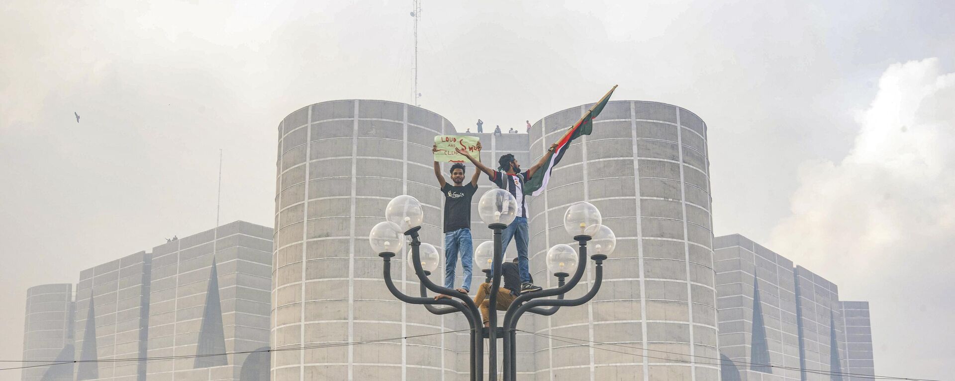 Manifestantes antigoverno celebram do lado de fora do Parlamento de Bangladesh após receberem a notícia da renúncia da primeira-ministra, Sheikh Hasina, em Dhaka. Bangladesh, 5 de agosto de 2024 - Sputnik Brasil, 1920, 05.08.2024