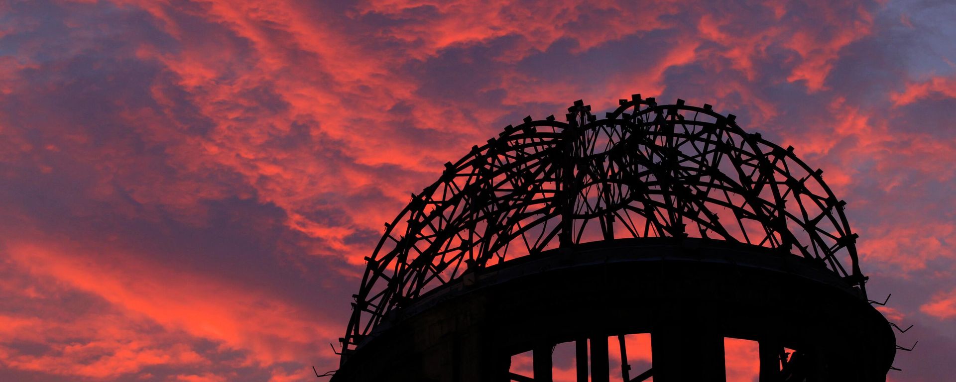 A silhueta do Domo da Bomba Atômica é mostrada ao pôr do sol em Hiroshima, oeste do Japão, 5 de agosto de 2013 A silhueta do Domo da Bomba Atômica é mostrada ao pôr do sol em Hiroshima, oeste do Japão, 5 de agosto de 2013 - Sputnik Brasil, 1920, 06.08.2026