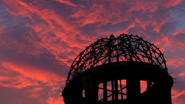 A silhueta do Domo da Bomba Atômica é mostrada ao pôr do sol em Hiroshima, oeste do Japão, 5 de agosto de 2013 - Sputnik Brasil