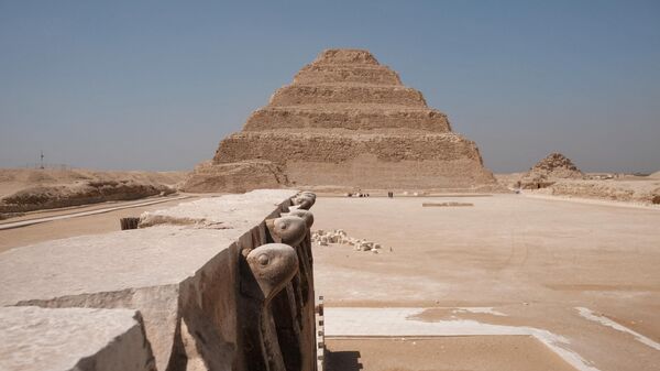 Uma vista de figuras de cobras ao longo da parede de um templo perto da pirâmide de degraus da terceira dinastia do antigo rei egípcio Djoser (século 27 a.C.) na Necrópole de Saqqara, ao sul da capital do Egito, Cairo (foto de arquivo) - Sputnik Brasil