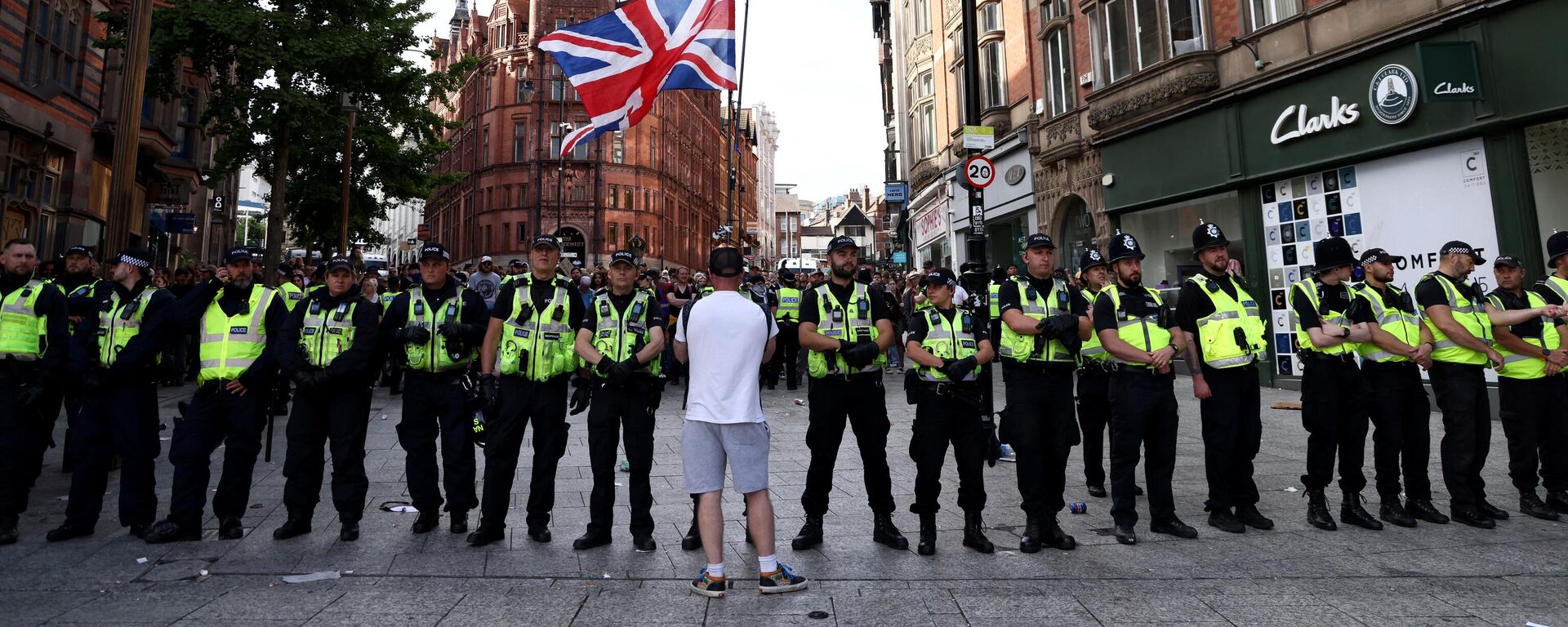 Policiais formam uma fila em frente a contra-manifestantes em Nottingham, centro da Inglaterra, contra a manifestação Basta é Basta realizada em reação aos ataques fatais à faca em Southport de 29 de julho, 3 de agosto de 2024  - Sputnik Brasil, 1920, 06.08.2024