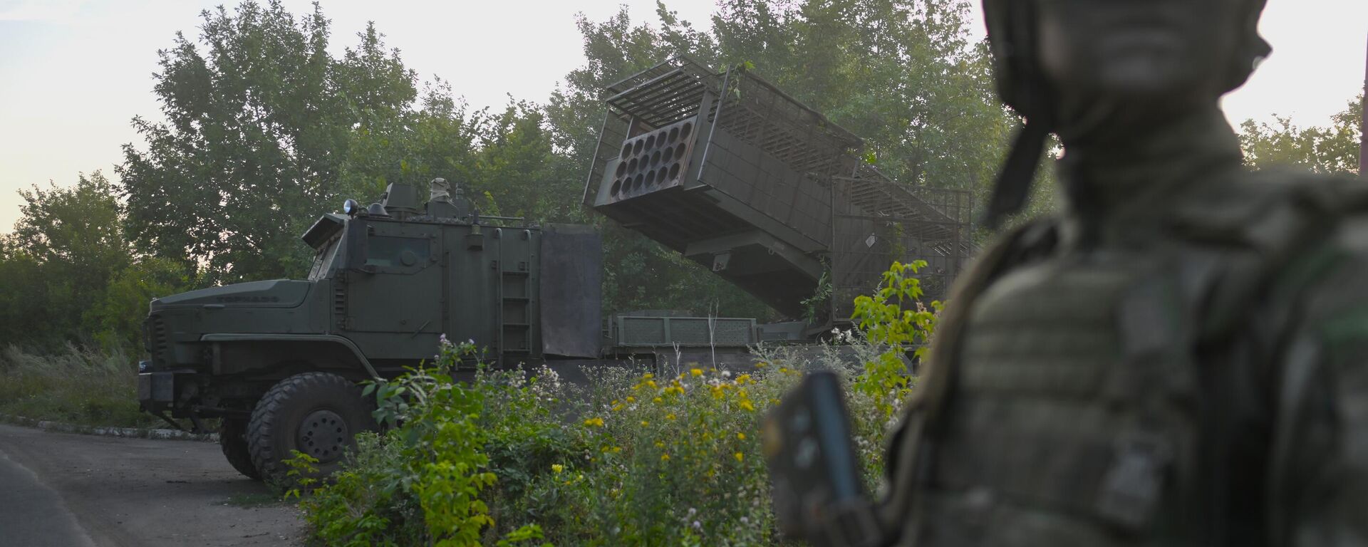 Um lançador de foguetes termobárico TOS-2 Tosochka do Distrito Militar Central do Exército russo é visto em posição durante a operação militar da Rússia na Ucrânia, na área de Avdeevka da linha de frente, Rússia - Sputnik Brasil, 1920, 13.02.2025