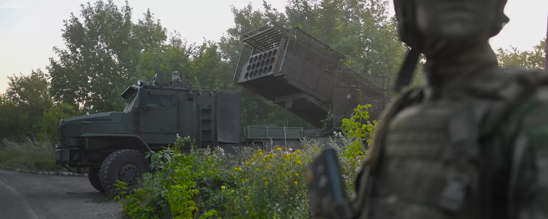 Um lançador de foguetes termobárico TOS-2 Tosochka do Distrito Militar Central do Exército russo é visto em posição durante a operação militar da Rússia na Ucrânia, na área de Avdeevka da linha de frente, Rússia - Sputnik Brasil, 1920, 20.08.2024