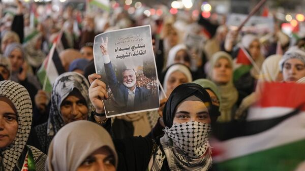 Manifestante segura foto do líder político do Hamas, Ismail Haniya, morto em Teerã, durante um comício em Bagdá. Iraque, 3 de agosto de 2024 - Sputnik Brasil