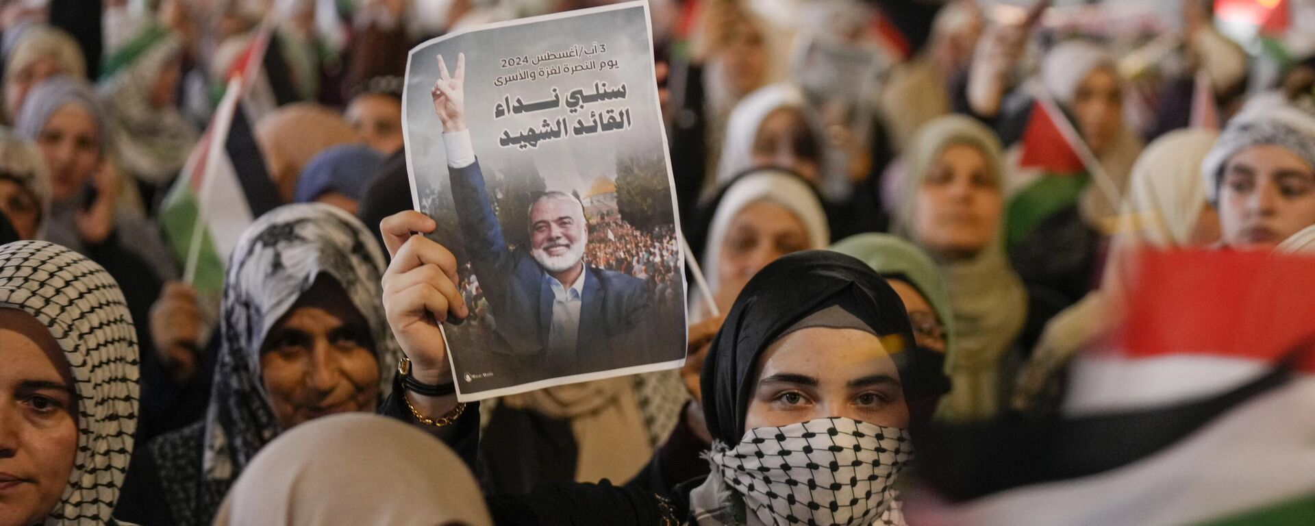 Manifestante segura uma foto do líder político do Hamas, Ismail Haniya, que foi morto em Teerã, durante um comício em Bagdá, Iraque, 3 de agosto de 2024 - Sputnik Brasil, 1920, 11.08.2024