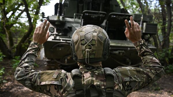 Militar do agrupamento de tropas Tsentr (Centro) russo controla sistema de mísseis antiaéreos Tor-2M durante combate na direção de Avdeevka, durante operação militar especial da Rússia, foto publicada em 7 de agosto de 2024 - Sputnik Brasil