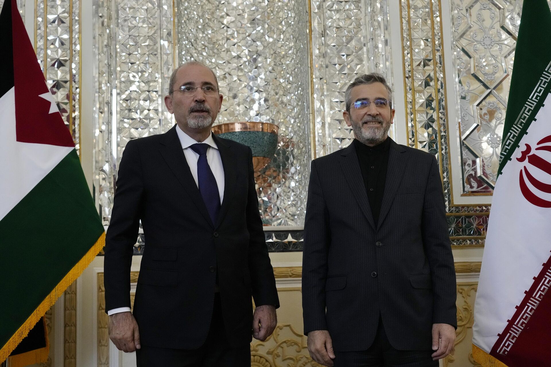 Ministro interino das Relações Exteriores do Irã, Ali Bagheri Kani, à direita, recebe o ministro das Relações Exteriores da Jordânia, Ayman Safadi, para uma reunião em Teerã, Irã, 4 de agosto de 2024 - Sputnik Brasil, 1920, 08.08.2024