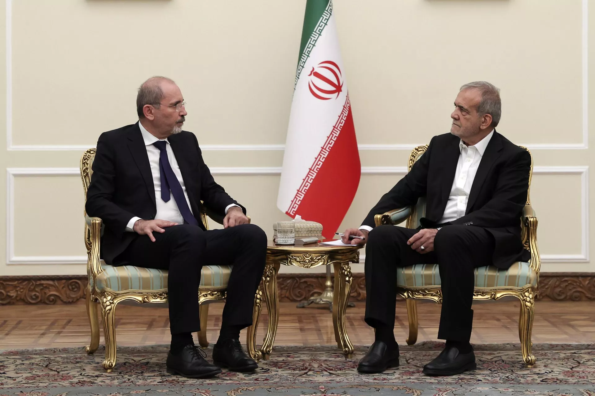 Foto divulgada pelo Gabinete da Presidência do Irã, na qual presidente Masoud Pezeshkian, à direita, encontra-se com o ministro das Relações Exteriores da Jordânia, Ayman Safadi, em seu escritório em Teerã, Irã, 4 de agosto de 2024 - Sputnik Brasil, 1920, 08.08.2024