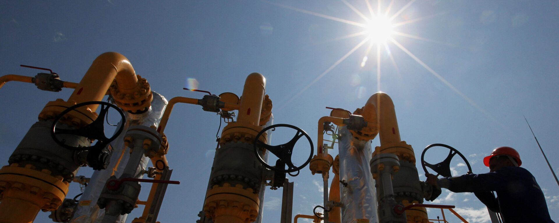 Trabalhador da Gazprom opera mecanismo de combustíveis em um posto de gasolina - Sputnik Brasil, 1920, 08.08.2024