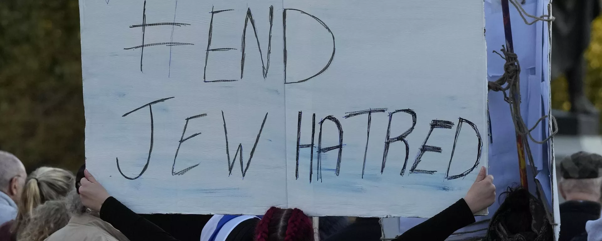 Apoiadora israelense segura cartaz dizendo Acabem com o ódio aos judeus enquanto participa de protesto a favor de libertação de reféns de Hamas israelenses em Londres, Inglaterra, Reino Unido, 22 de outubro de 2023 - Sputnik Brasil, 1920, 08.08.2024