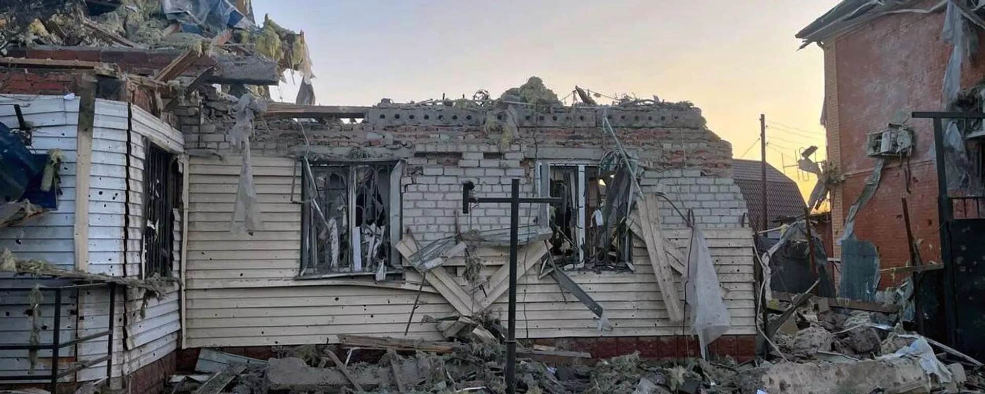 Foto divulgada pelo Assessoria de Imprensa do governador interino da região de Kursk, mostra um edifício destruído em um bombardeio recente por tropas ucranianas em meio a um ataque transfronteiriço em território russo - Sputnik Brasil, 1920, 18.08.2024