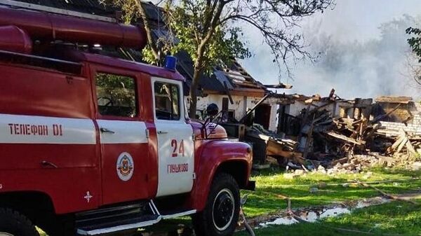 Um caminhão dos bombeiros perto de um prédio residencial destruído na região de Kursk, como resultado do bombardeio ucraniano - Sputnik Brasil