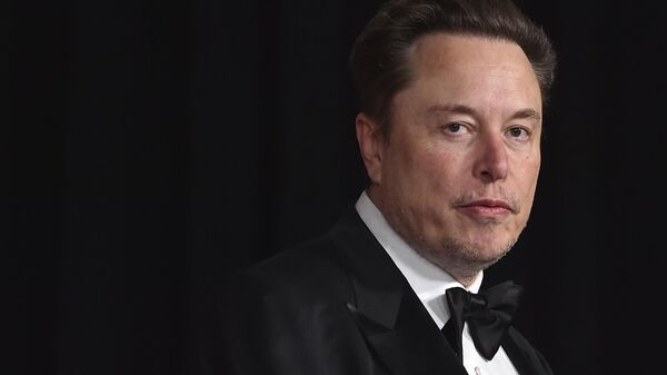 Elon Musk chega à cerimônia do 10º Prêmio Breakthrough, no Museu da Academia de Cinema (AMMP, na sigla em inglês), em Los Angeles, Califórnia. EUA, 13 de abril de 2024 - Sputnik Brasil