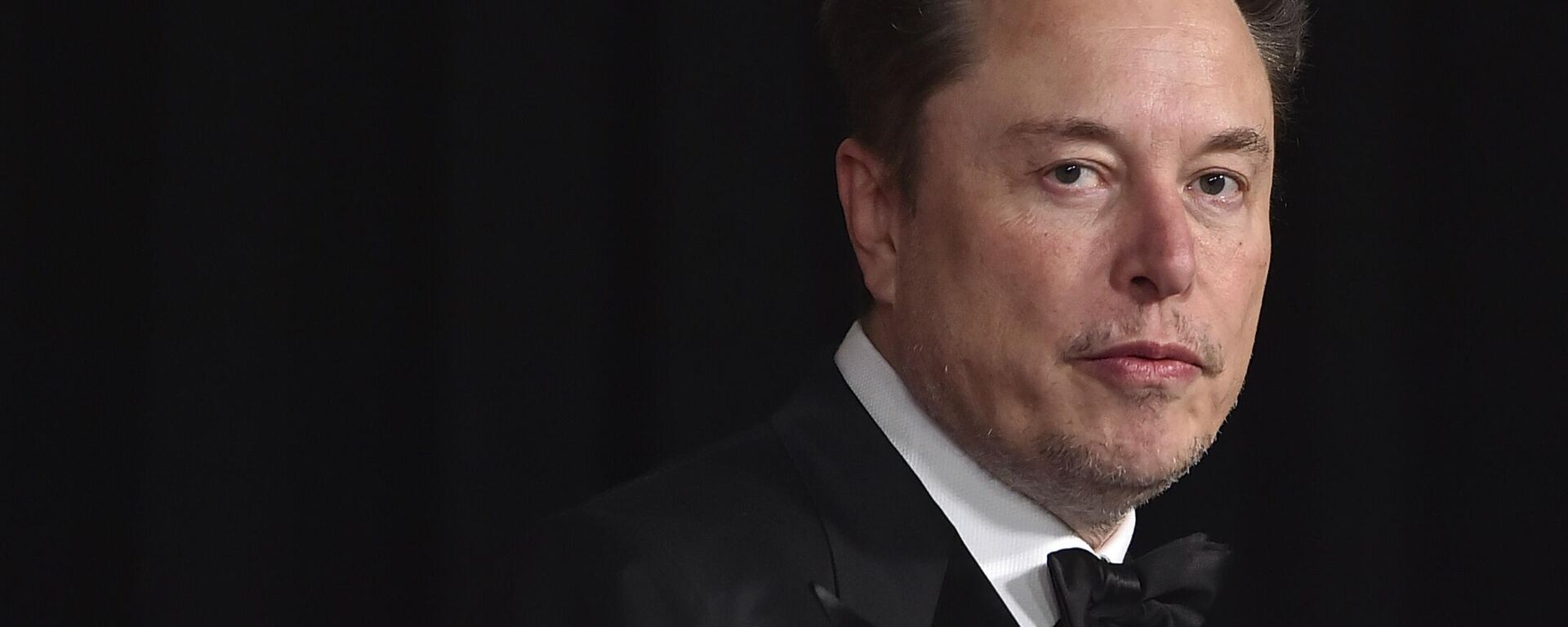 Elon Musk chega à cerimônia do 10º Prêmio Breakthrough, no Museu da Academia de Cinema (AMMP, na sigla em inglês), em Los Angeles. Califórnia, EUA, 13 de abril de 2024 - Sputnik Brasil, 1920, 15.02.2025