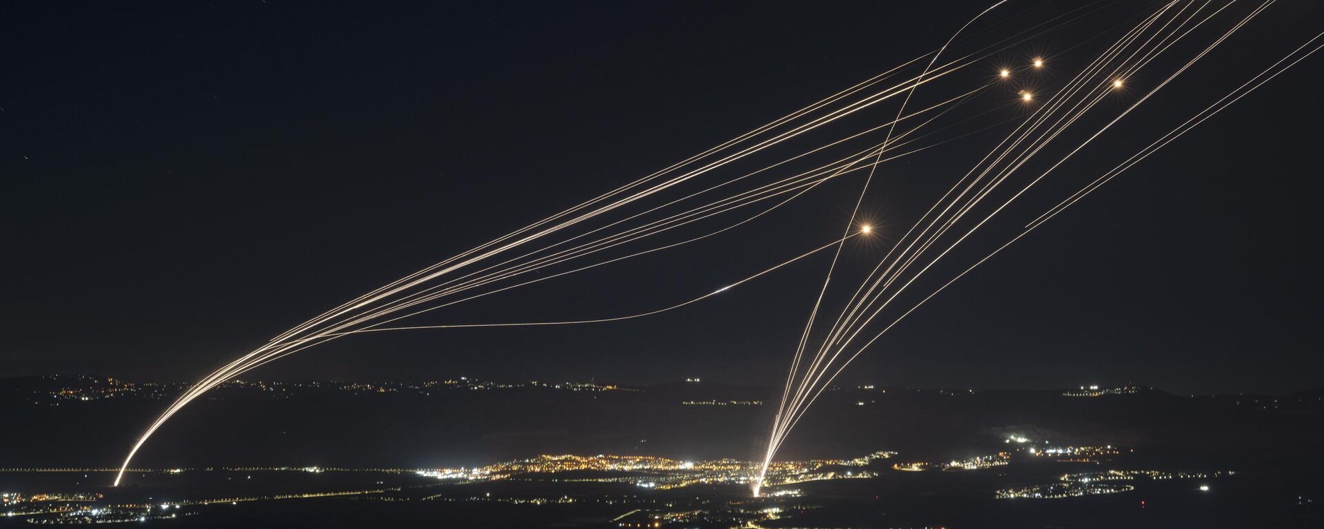 O sistema de defesa aérea israelense Cúpula de Ferro dispara para interceptar um ataque do Líbano sobre a região da Galileia, visto das Colinas de Golã anexadas por Israel, 4 de agosto de 2024 - Sputnik Brasil, 1920, 14.09.2024