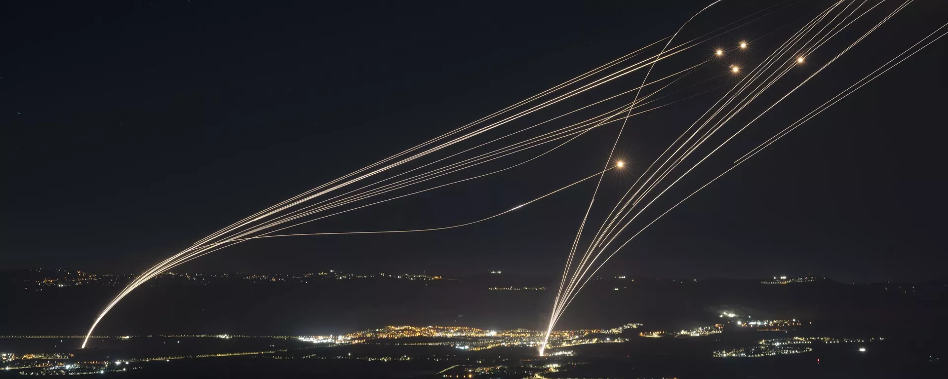 O sistema de defesa aérea israelense Cúpula de Ferro dispara para interceptar um ataque do Líbano sobre a região da Galileia, visto das Colinas de Golã anexadas por Israel, 4 de agosto de 2024 - Sputnik Brasil, 1920, 30.08.2024