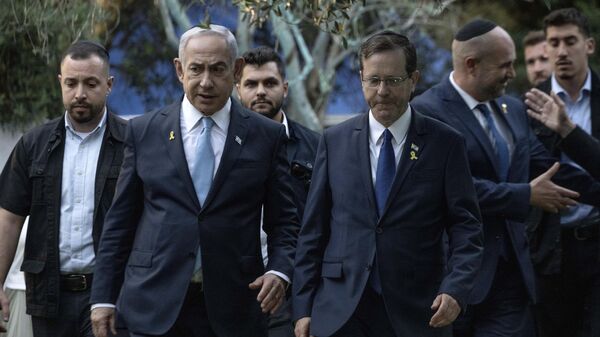 Benjamin Netanyahu, primeiro-ministro israelense (à esquerda), caminha com o presidente do país, Isaac Herzog (no centro à direita), no memorial estatal de Zeev Jabotinsky, no Cemitério Militar do Monte Herzl. Jerusalém, 4 de agosto de 2024 - Sputnik Brasil