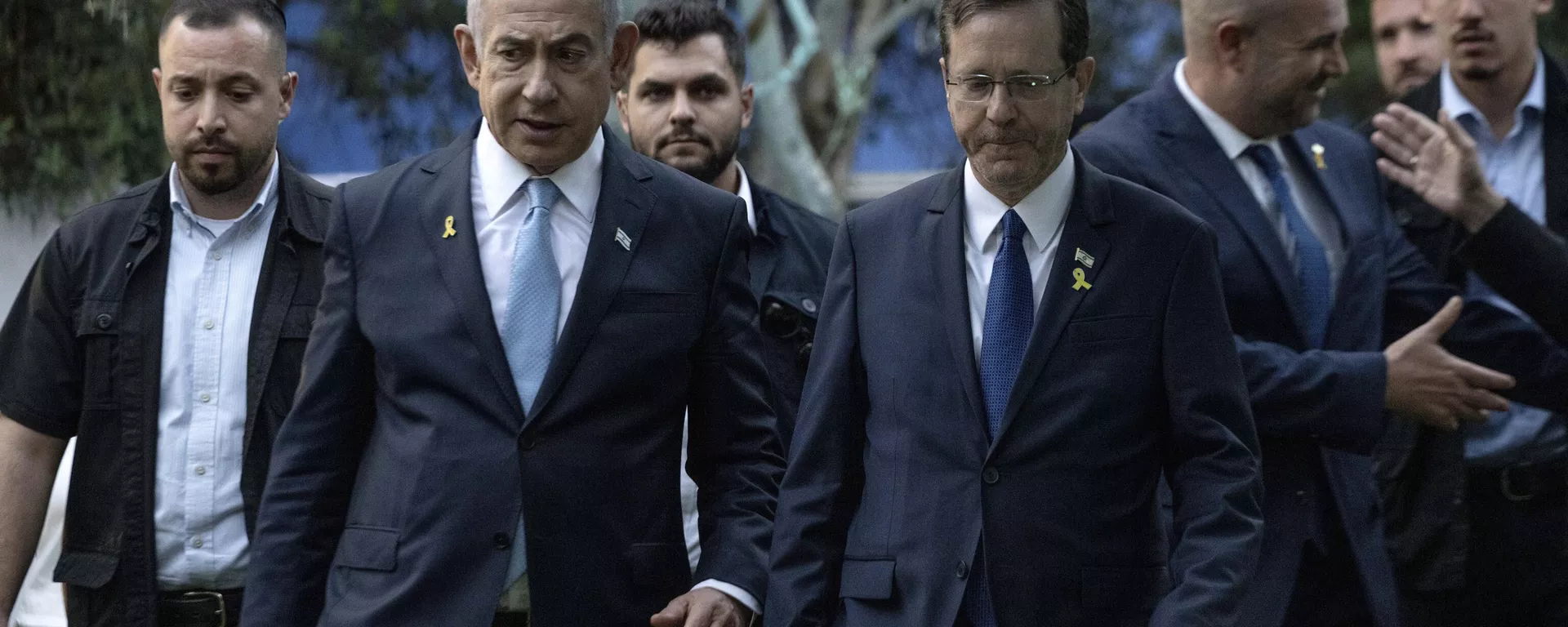 Benjamin Netanyahu, primeiro-ministro israelense (à esquerda), caminha com o presidente do país, Isaac Herzog (no centro à direita), no memorial estatal de Zeev Jabotinsky, no Cemitério Militar do Monte Herzl. Jerusalém, 4 de agosto de 2024 - Sputnik Brasil, 1920, 09.08.2024