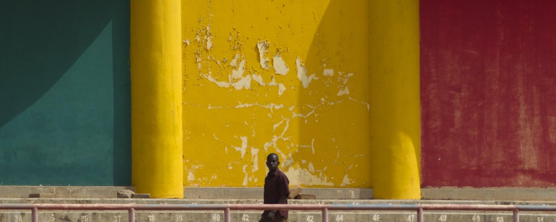 Um homem caminha em frente a um muro pintado com as cores da bandeira do Mali (foto de arquivo) - Sputnik Brasil, 1920, 31.08.2024