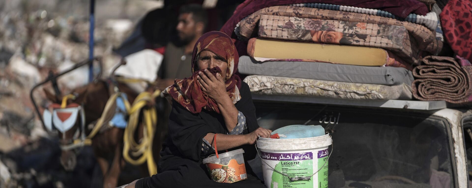 Uma mulher palestina foge da área de Khan Younis, na Faixa de Gaza, seguindo ordens de evacuação militar israelense, dizendo que suas forças logo operarão lá, 8 de agosto de 2024 - Sputnik Brasil, 1920, 10.08.2024