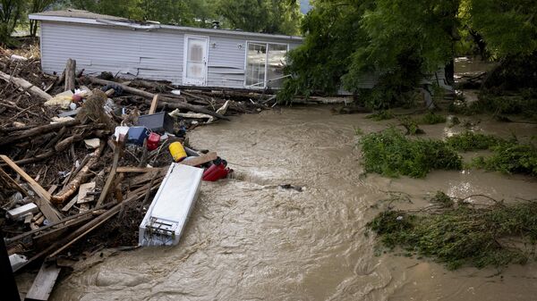 Uma casa móvel varrida pela tempestade Debby desde sua fundação é vista alojada a cerca de 300 metros de distância da propriedade onde ficava perto de uma ponte no rio Canisteo, em Canisteo, NY, 9 de agosto de 2024 - Sputnik Brasil