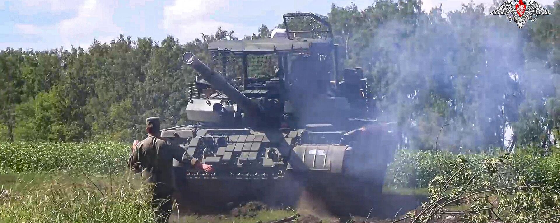 Esta foto tirada de um vídeo publicado pelo Ministério da Defesa da Rússia em 10 de agosto de 2024 mostra um tanque do Exército russo tomando uma posição em uma área da região de Kursk, Rússia - Sputnik Brasil, 1920, 10.09.2024