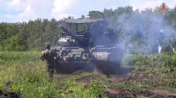 Esta foto tirada de um vídeo publicado pelo Ministério da Defesa da Rússia em 10 de agosto de 2024 mostra um tanque do Exército russo tomando uma posição em uma área da região de Kursk, Rússia - Sputnik Brasil