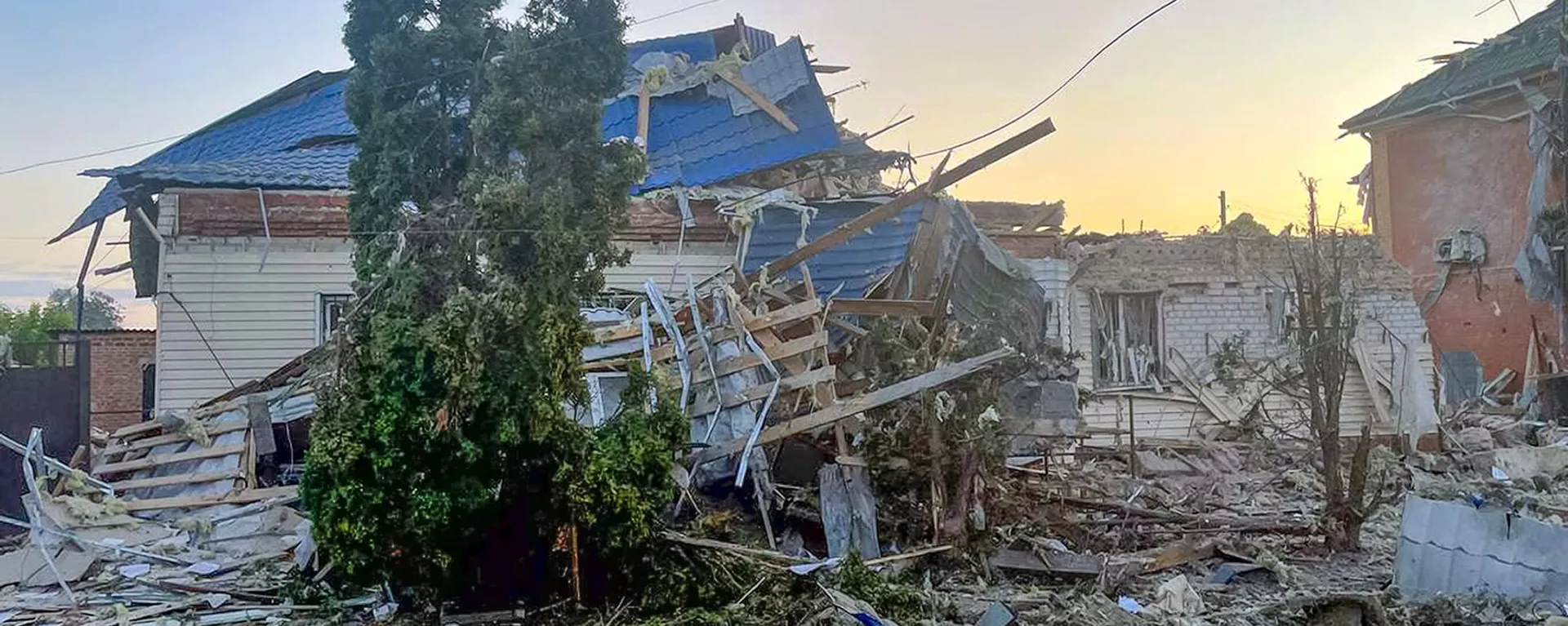 Foto divulgada pelo governador em exercício da região de Kursk, Aleksei Smirnov, em seu canal no Telegram mostra uma casa danificada após bombardeio do lado ucraniano na cidade de Sudzha, região de Kursk, que faz fronteira com a Ucrânia, 6 de agosto de 2024 - Sputnik Brasil, 1920, 15.08.2024