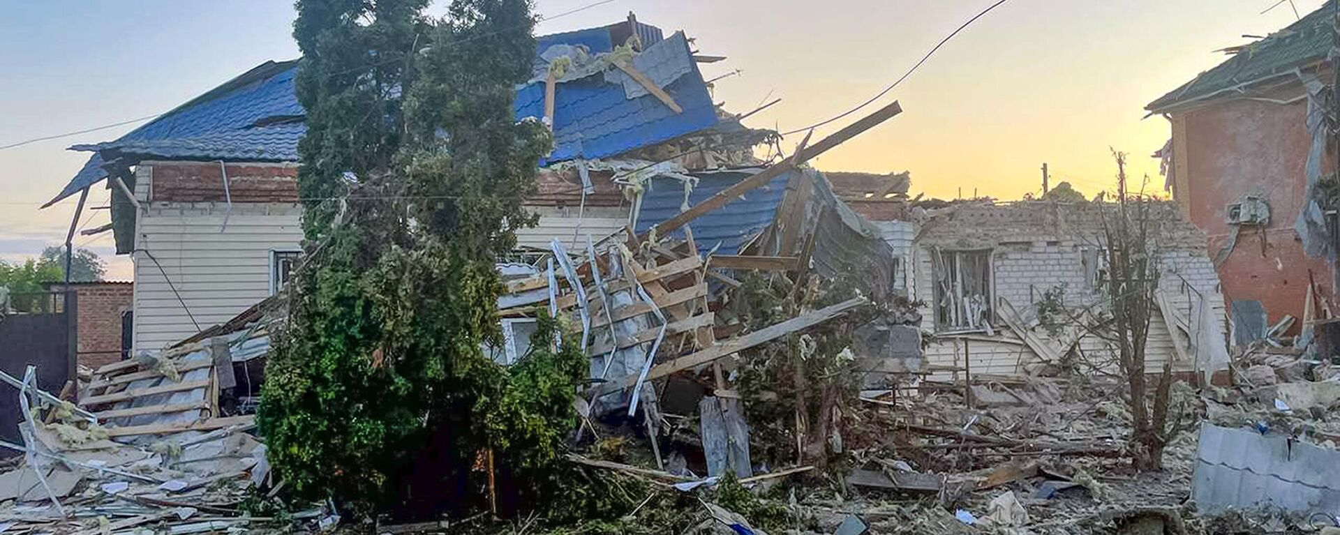 Foto divulgada pelo governador em exercício da região de Kursk, Aleksei Smirnov, em seu canal no Telegram mostra uma casa danificada após bombardeio do lado ucraniano na cidade de Sudzha, região de Kursk, que faz fronteira com a Ucrânia, 6 de agosto de 2024 - Sputnik Brasil, 1920, 11.08.2024