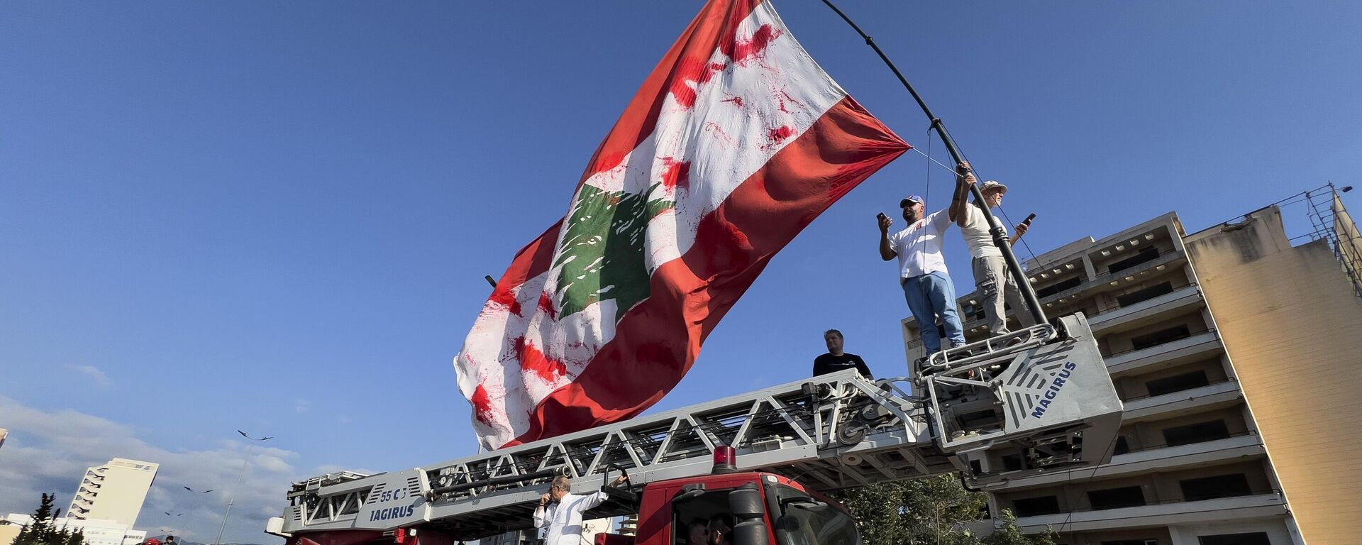 Parentes das vítimas que morreram na explosão mortal no porto de Beirute em 2020 agitam uma bandeira libanesa gigante em Beirute, Líbano, domingo, 4 de agosto de 2024 - Sputnik Brasil, 1920, 11.08.2024