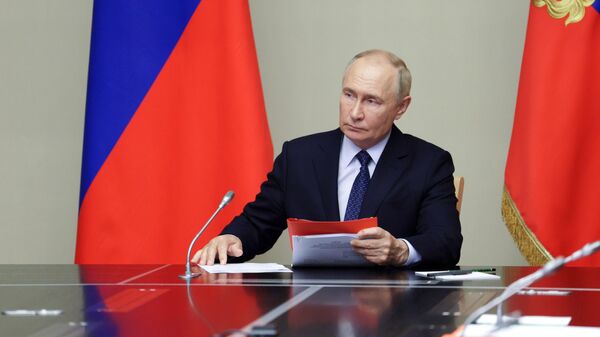 Vladimir Putin, presidente russo, realiza reunião operacional com membros permanentes do Conselho de Segurança da Rússia, 9 de agosto de 2024 - Sputnik Brasil