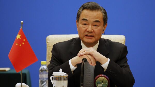 O ministro das Relações Exteriores da China, Wang Yi, discursa durante a reunião dos Ministros das Relações Exteriores da China, Rússia e Índia na casa de hóspedes do Estado de Diaoyutai em Pequim, 2 de fevereiro de 2015 - Sputnik Brasil