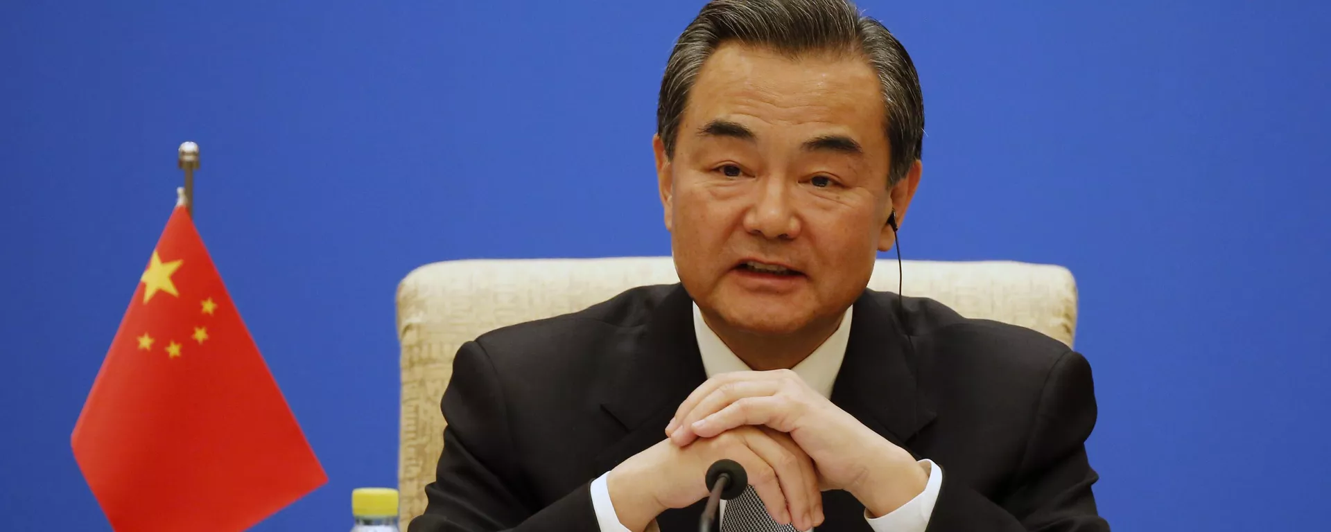 O ministro das Relações Exteriores da China, Wang Yi, discursa durante a reunião dos Ministros das Relações Exteriores da China, Rússia e Índia na casa de hóspedes do Estado de Diaoyutai em Pequim, 2 de fevereiro de 2015 O ministro das Relações Exteriores da China, Wang Yi, discursa durante a reunião dos Ministros das Relações Exteriores da China, Rússia e Índia na casa de hóspedes do Estado de Diaoyutai em Pequim, 2 de fevereiro de 2015 - Sputnik Brasil, 1920, 23.11.2025