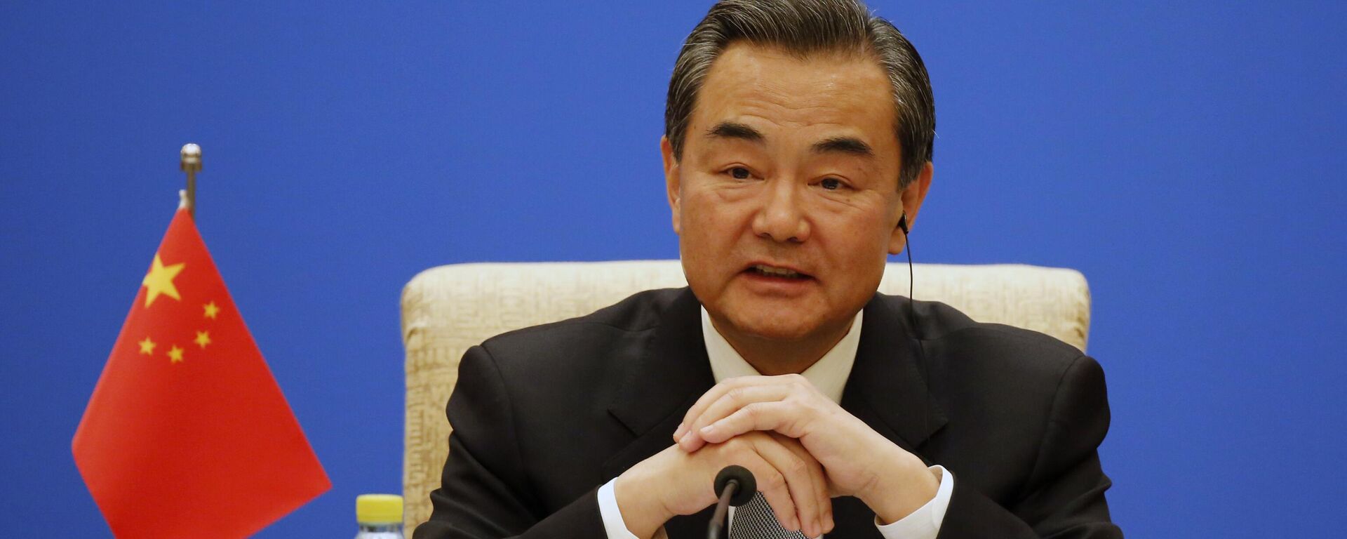 O ministro das Relações Exteriores da China, Wang Yi, discursa durante a reunião dos Ministros das Relações Exteriores da China, Rússia e Índia na casa de hóspedes do Estado de Diaoyutai em Pequim, 2 de fevereiro de 2015 - Sputnik Brasil, 1920, 23.11.2025