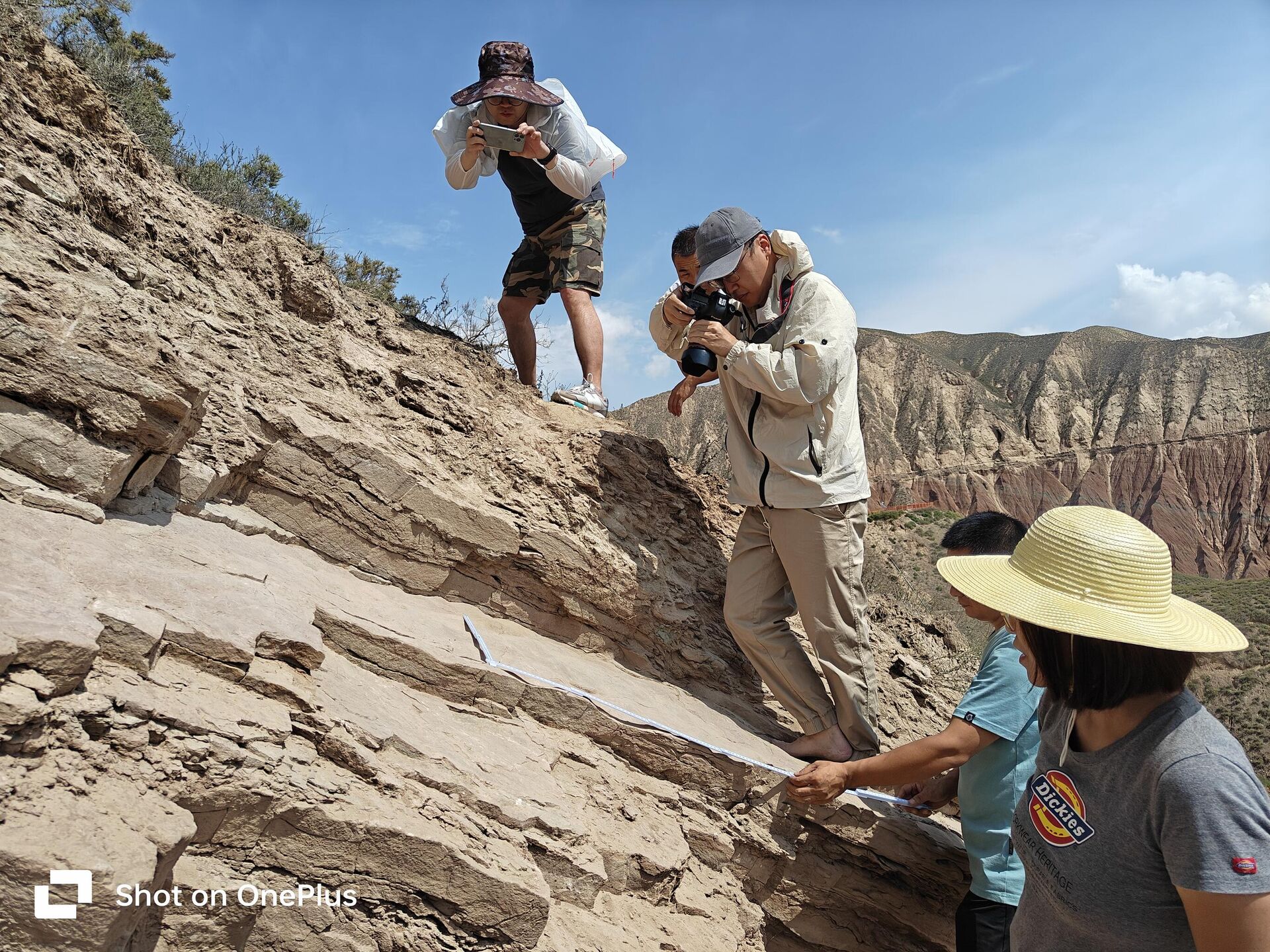 O paleontólogo Xing Lida examina pegadas fossilizadas na província de Gansu, China. - Sputnik Brasil, 1920, 12.08.2024