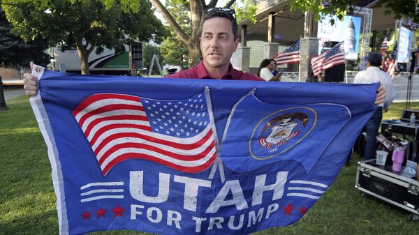 Homem carrega bandeira Utah por Trump durante comício a favor do ex-presidente (2017–2021) e candidato presidencial republicano Donald Trump em Orem, Utah. EUA, 14 de junho de 2024 - Sputnik Brasil